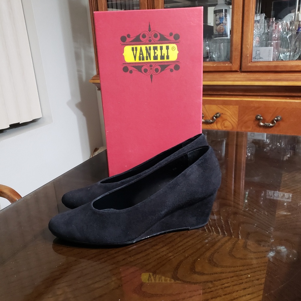 NEW! Vaneli Dilys 58670 black suede wedges 8M $130